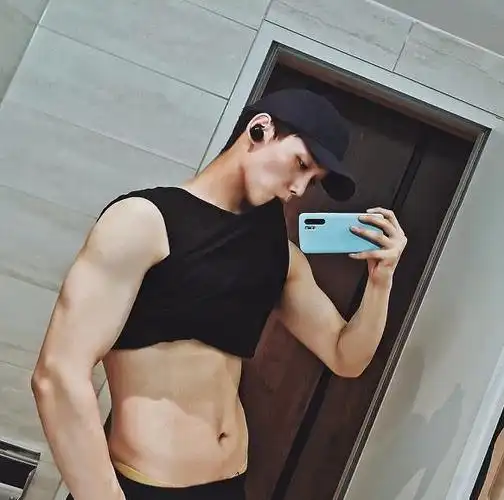 邢昭林凌晨晒腹肌撩衣方式很特别网友不怕八王妃会吃醋