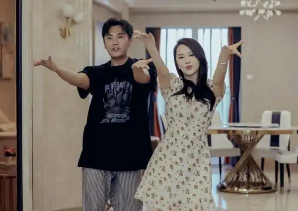 有传,秦昊多年前和石洋子有感情过往,事实上,石洋子是吴启华前妻.