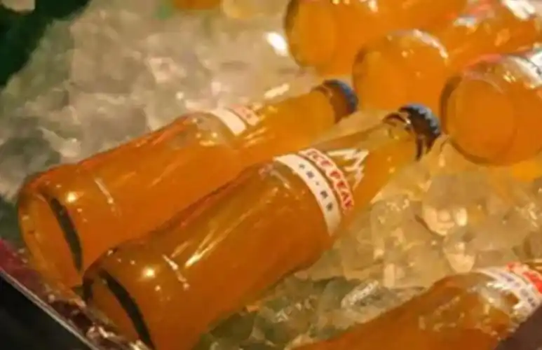 要知道上世纪50年代,专为工人及时补充盐分的武钢盐汽水,可是武汉当之