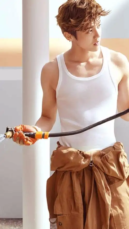 健身略有成效的鹿晗大方展露肌肉,昔日少年热血成长,男友力十足.