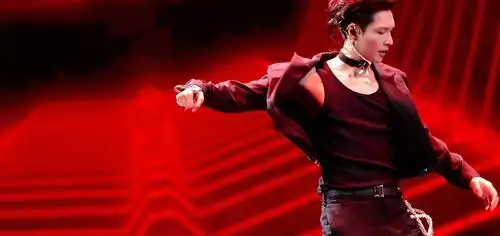 在新歌《莲》的首秀舞台上,张艺兴以舞蹈krump的强劲力量为观众们带来