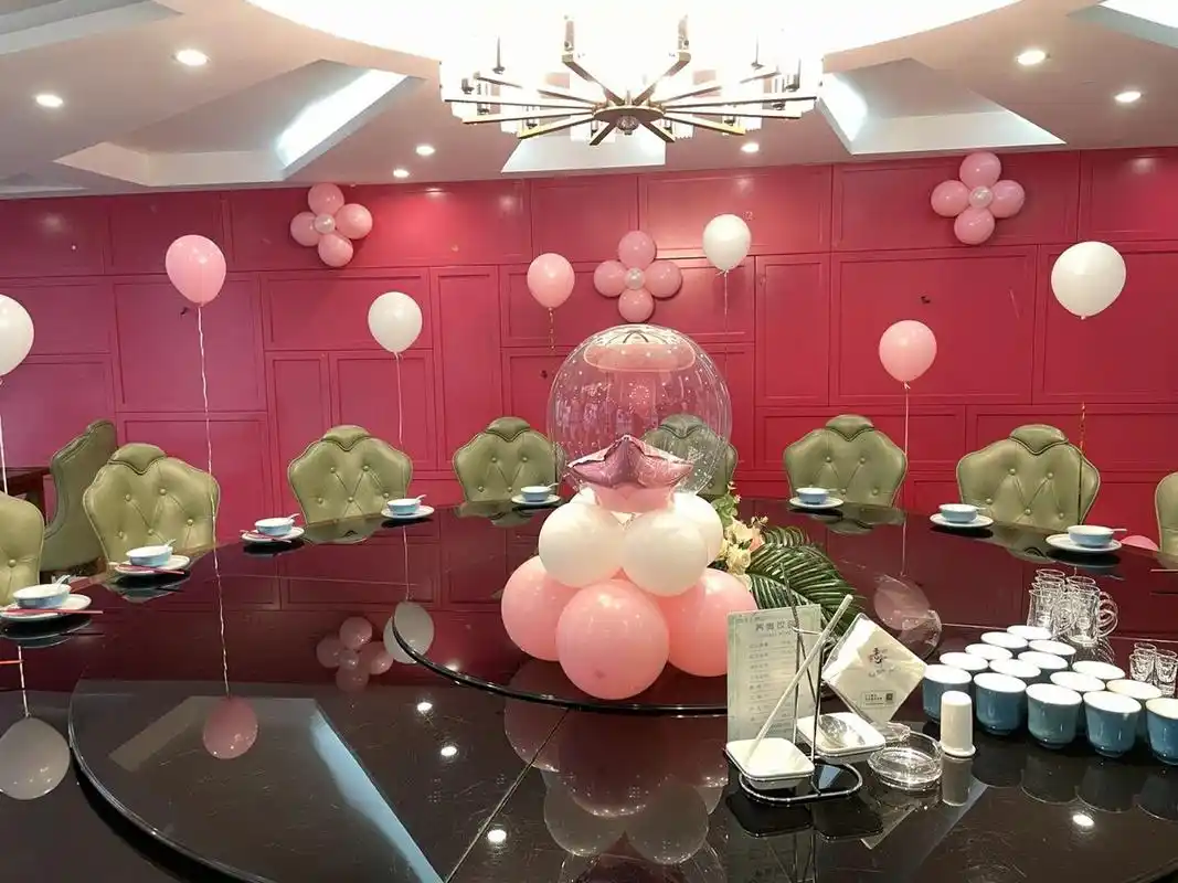不二家小预算包厢款粉色系生日主题气球布置 02 01575454