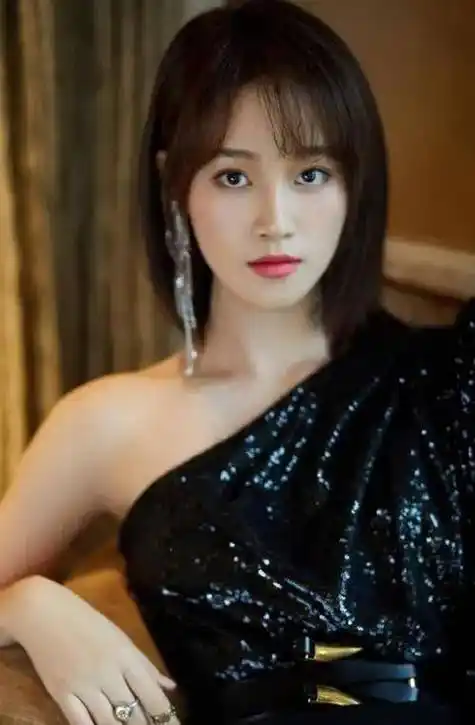 最近上映的《芳心荡漾》,蓝盈莹一改嘴角下垂的状态,观众看到了微笑唇