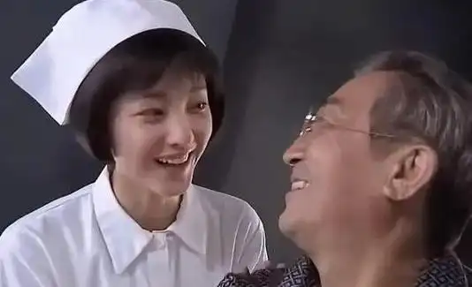 "罗医生,你今天做手术累坏了吧,我来帮您捶捶背吧?