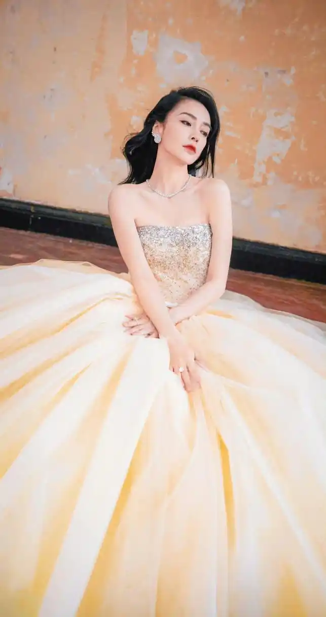 angelababy 金色礼服长裙:优雅灵魂的内娱美人