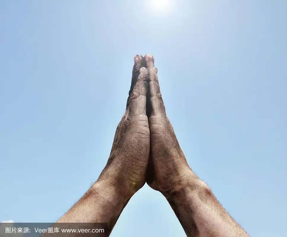 两名男子双手合十作祈祷姿势