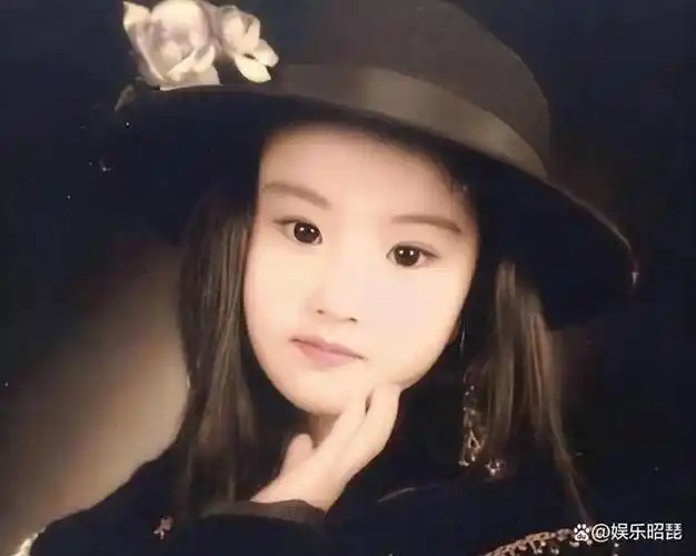 刘亦菲作为一名于2002年出道的87年出生的演员,最引人注目的特点在于