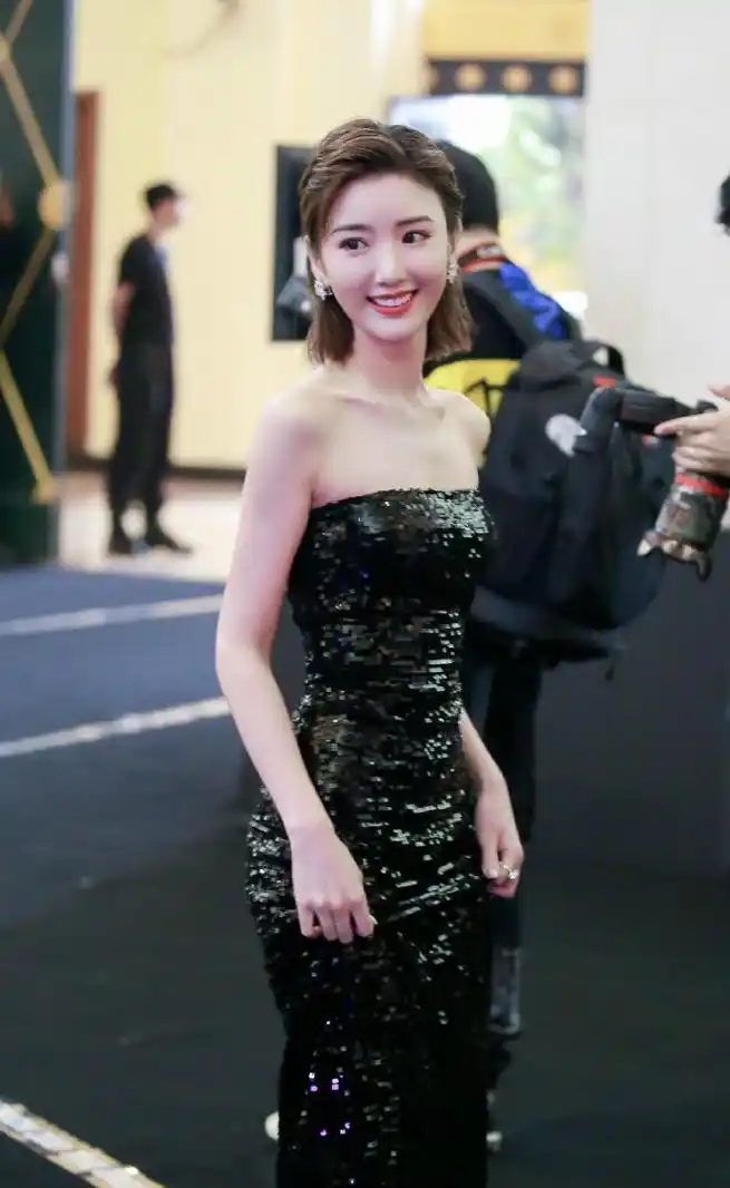 毛晓彤个子小身材却不赖,穿抹胸连衣裙气质惊艳,谁看了不喜欢?