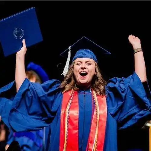 查尔斯斯特大学毕业照