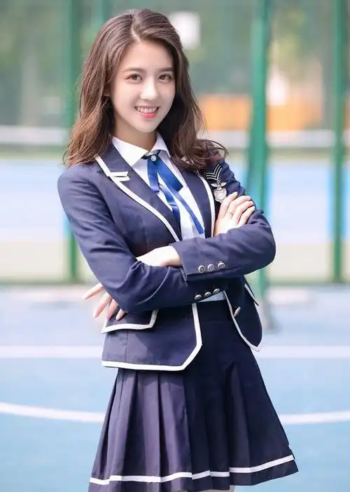 颜值高连穿校服都吸引人,李凯馨一秒变身"最美校花",真女神!