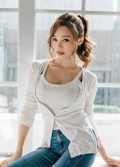 美女身材性感穿搭时尚轻熟有魅力展现女性温柔的气质