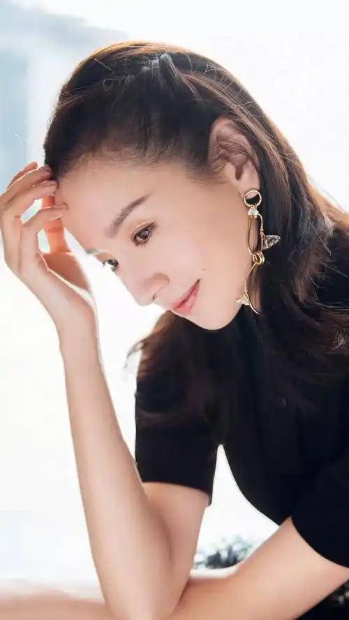 董洁高清壁纸美图,皮肤白皙,一颦一笑尽显时尚_风姿_知性