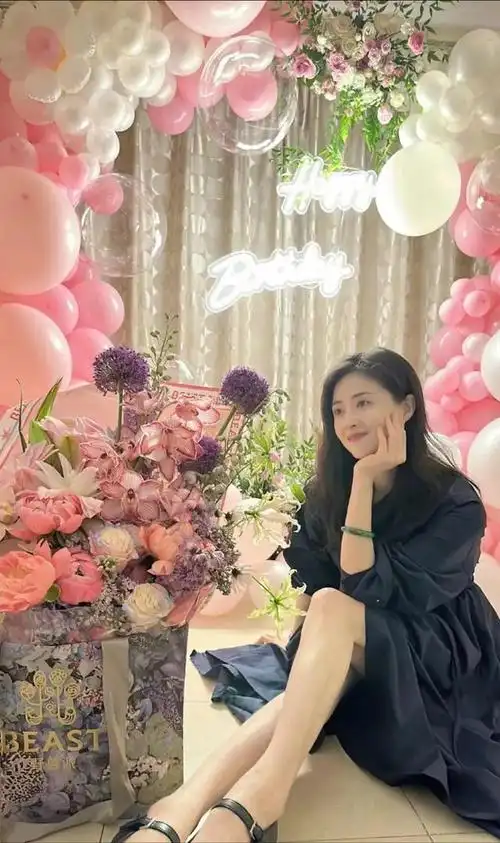 蒋欣迎来40岁生日,减肥成功变"纸片人",眼窝凹陷双腿纤细