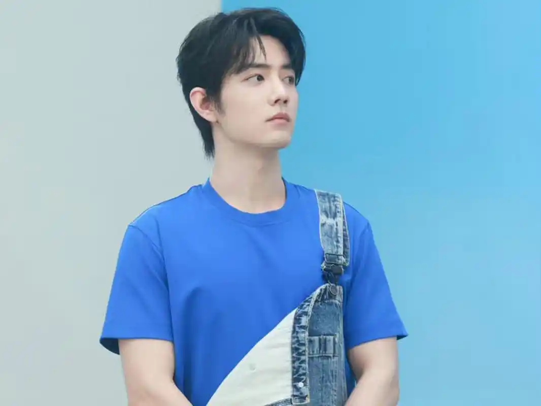 肖战怎么忍受单肩背带裤# 蓝色短袖搭配单肩牛仔背带裤的形象真的让