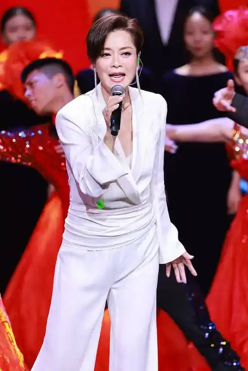 57岁毛阿敏近照曝光,端庄优雅容颜未改,登台演唱气场十足_耳坠_活动