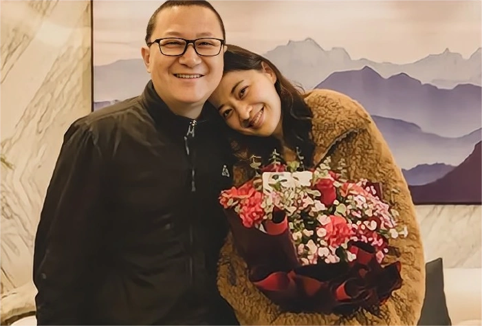 回顾曾剑娶二婚演员妻子梅婷婚后生一儿一女一家四口幸福甜蜜