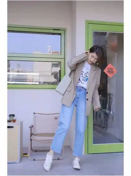 浅蓝色牛仔裤配什么上衣好看