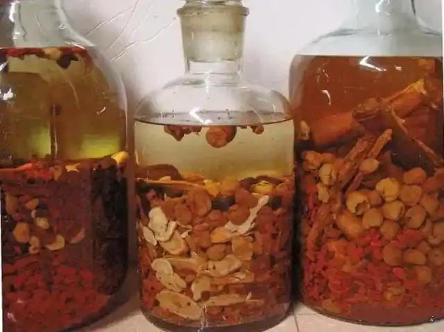 浙江临海,一男子花费800元购买了一瓶中药药酒,饮用后身体出现不适