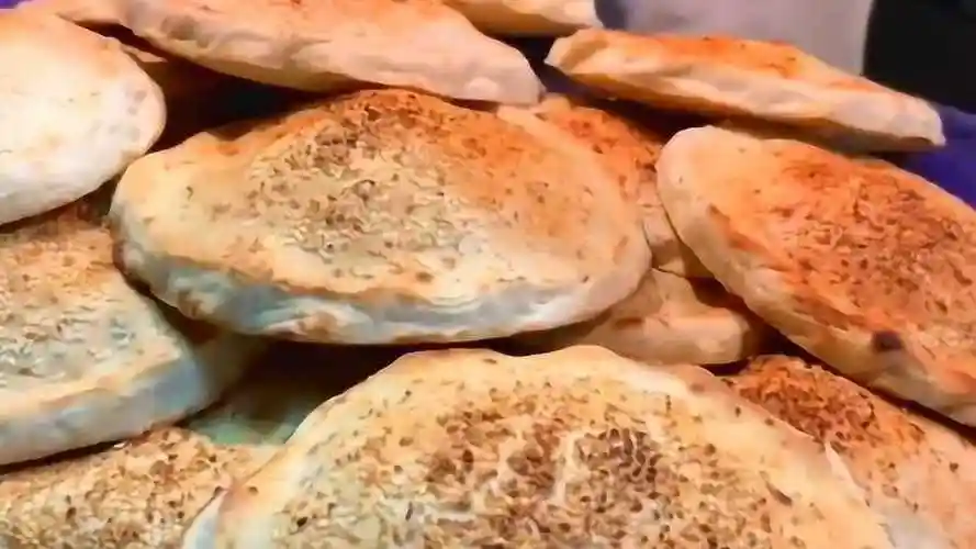 看到这样打烧饼的不多了非常传统的打烧饼做法口水忍不住流出来了