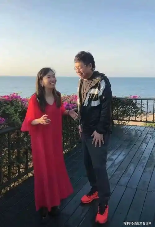 同时,王芳和王为念之间的关系也成为了公众揣测的对象.