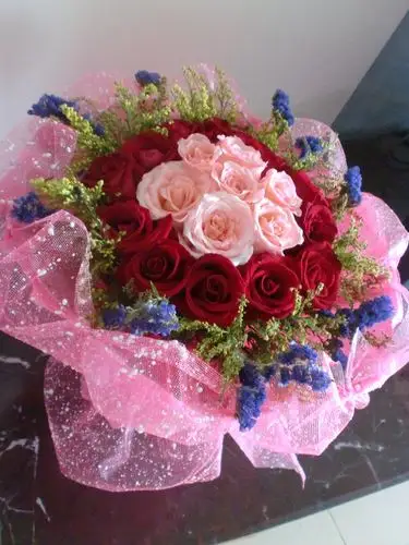 不过还挺感动的,要有人给我送就嫁给他 甘地说,就一个情人节加一束花