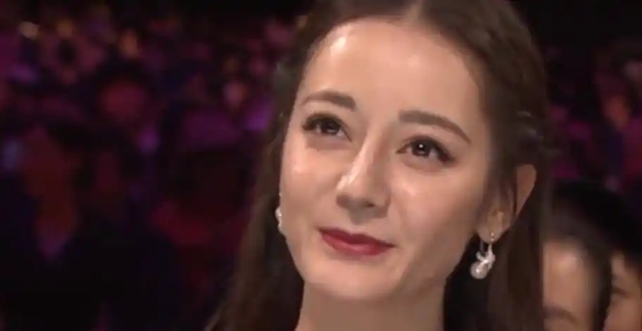 热巴"下班照"被疯传,头发凌乱显疲惫,一旁的男助理却帅到犯规_蔡徐坤