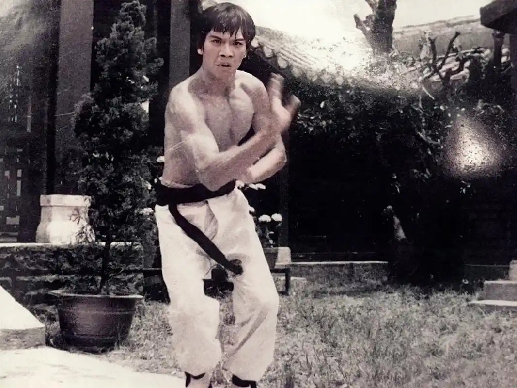 向华强年轻时也是妥妥的硬汉一枚.