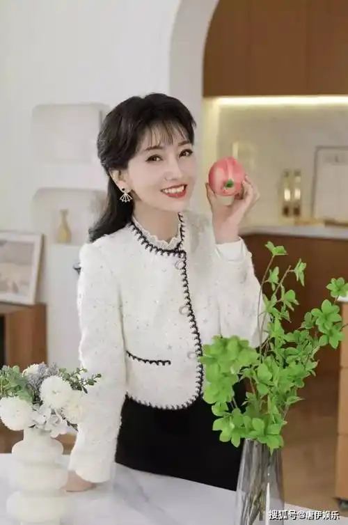 赵雅芝70岁仍优雅,居家照曝光,笑容满面状态佳_生活_网友_照片