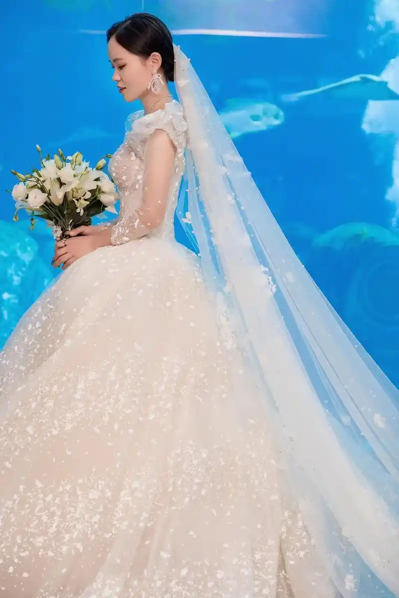 来一组单人婚纱照片,我也不想发的啊,可是它今天都点赞是玫瑰花 - 抖