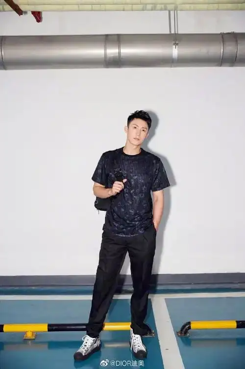 黄景瑜向佐风格各异一群帅哥踏着粉色沙漠而来看完dior大秀我选择困难