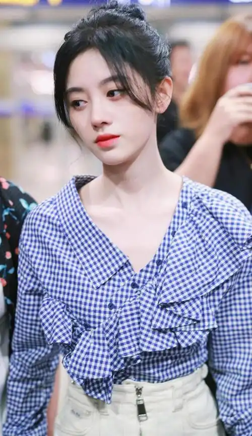 鞠婧祎丸子头现身妆容精致v领衬衫秀锁骨美肌雪白