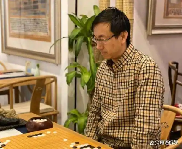 郑弘是一名棋手,16岁进入集训队,仅用了12年便达到了围棋九段的成就