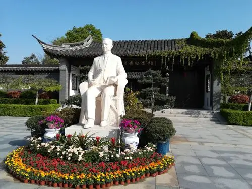 之际,在小城最美的地方凤城河风景区辟建了梅兰芳公园和梅兰芳展览馆