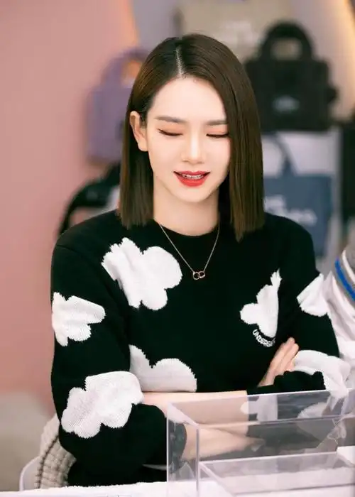 戚薇这是怎么了?虽然发型显年轻,但脸还是老了_腾讯网