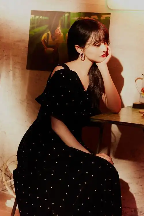 郑爽复古港风大片曝光 穿黑色波点长裙长发如瀑优雅温柔