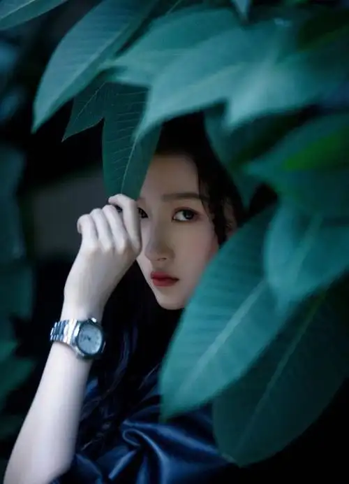 关晓彤身着黑色连体裤酷劲十足!