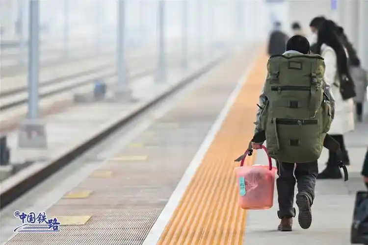 1月11日,云阳站,在云阳打工的段先生背着满满的行