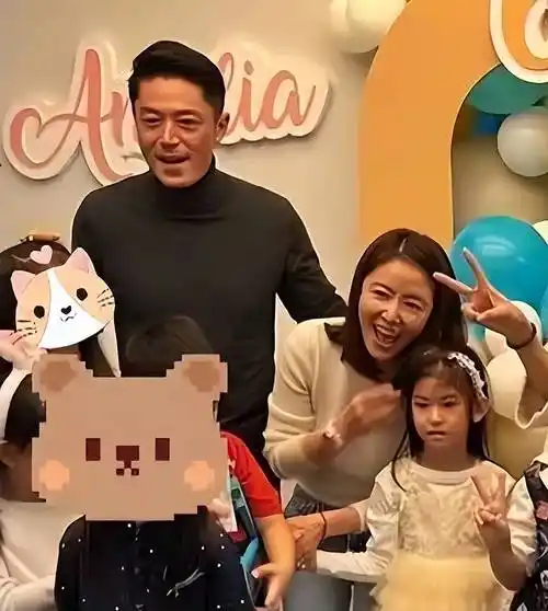 林心如全家福曝光,小海豚五官英气继承父亲,这颜值爆表_霍建华_时尚