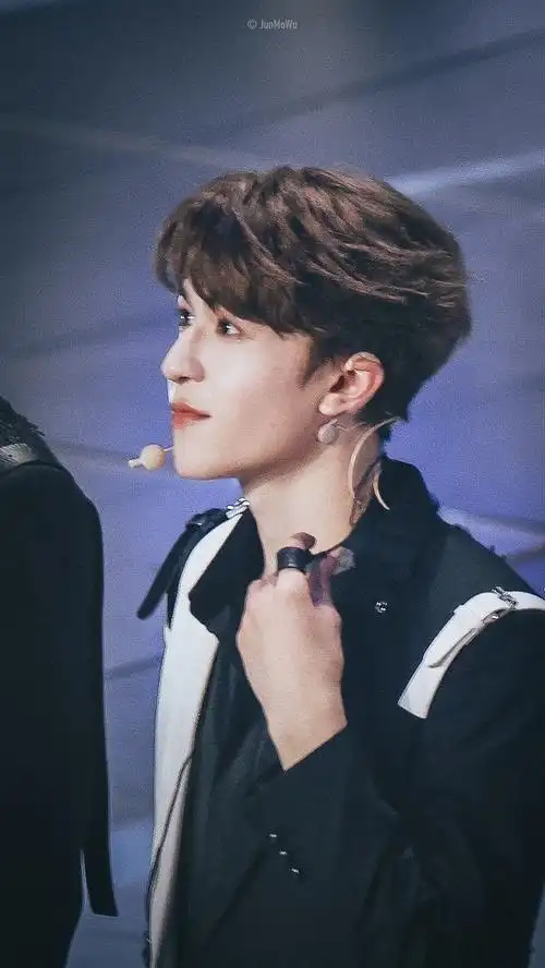 能给一张你最喜欢的尹浩宇图片给我嘛