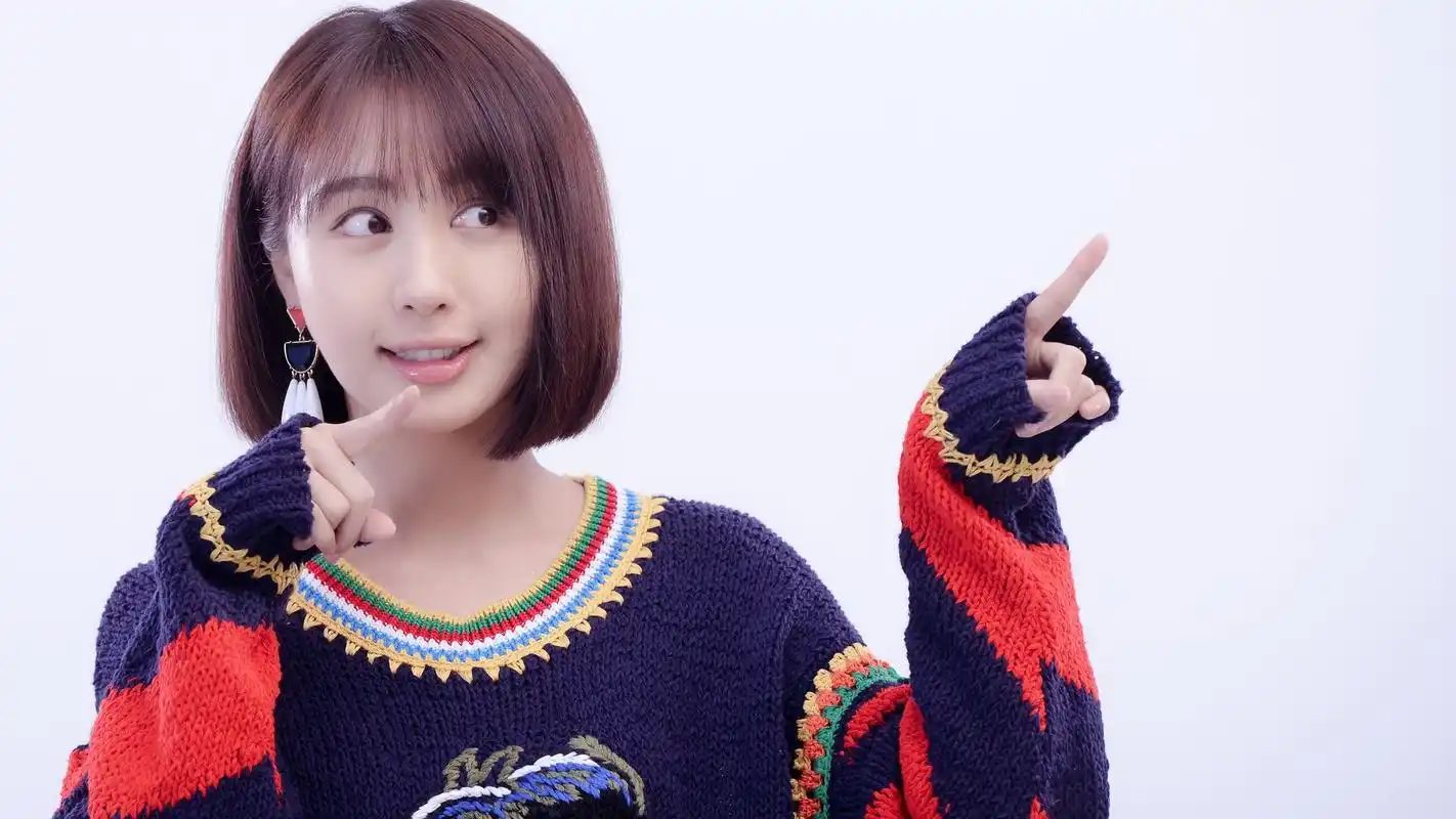 清纯美女李菲儿时尚摆拍写真