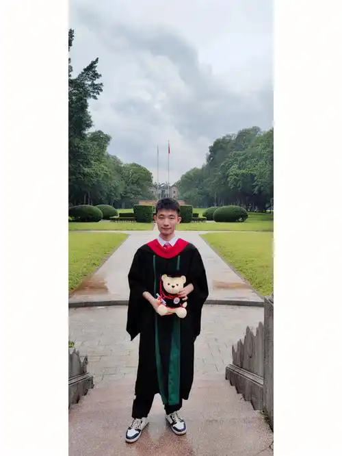 实习中途请了一周的假回校拍照#学士服毕业照  #中山大学