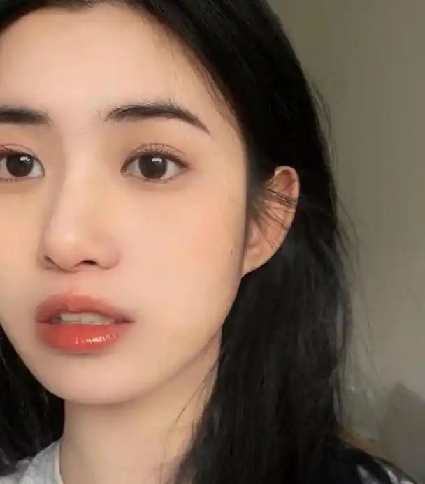 面部干净的女生,一般都会有这几个特征,就连素颜也漂亮还显气质