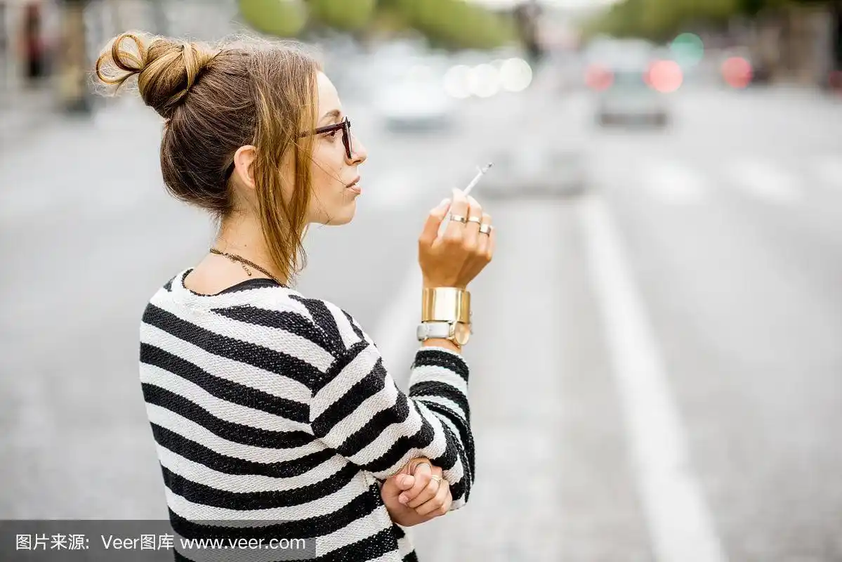 在街上吸烟的女人