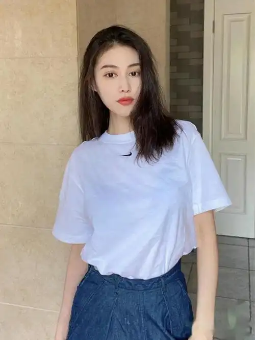 从古至今,在国人的审美里皮肤白皙的女生都是天生很占优势的,毕竟俗话