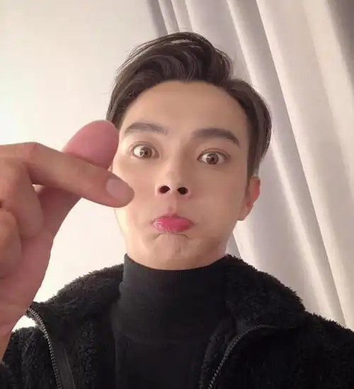 第二张自拍就更夸张了,几乎认不出是许凯,就算自诩长得帅也不用这么