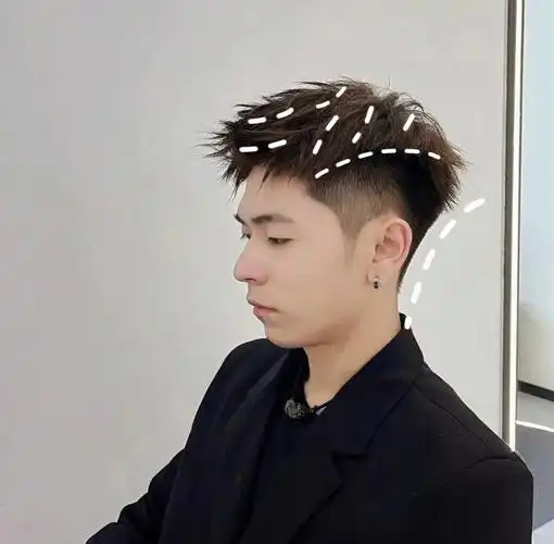 男学生发型推荐/凌乱前刺飞机头|||两边铲短,头顶长度5-8厘米即可