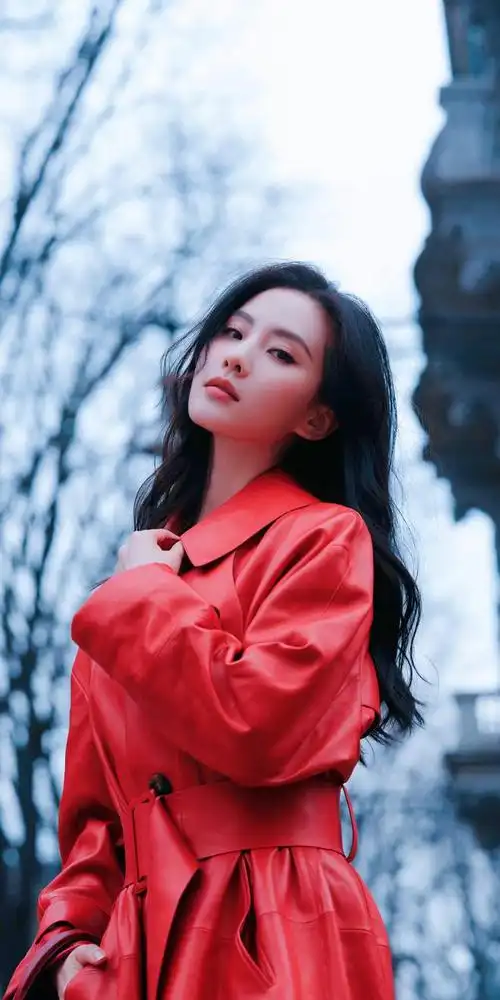 刘诗诗红色皮风衣米兰街拍人行交错漫步街头尽显摩登温柔