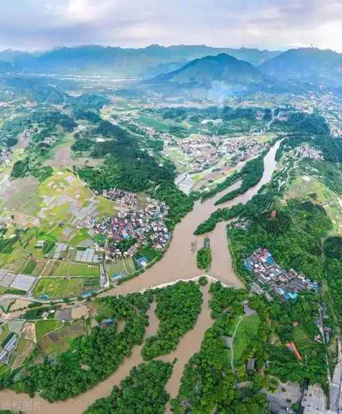 来到广西兴安,终于把灵渠修建的原理搞清楚了:灵渠是把湘江支流海洋