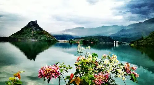 磨盘山水风景异,八方游客携手来