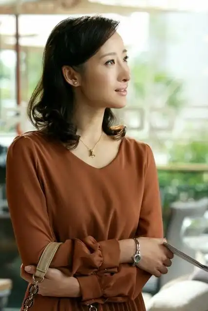 李舒桐我家有喜造型抢镜诠释主妇新形象